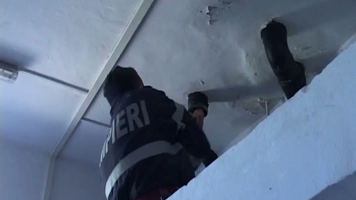 Clipe de GROAZĂ pentru un copil de 6 ani. Micuţul a rămas cu piciorul blocat în toaleta şcolii VIDEO