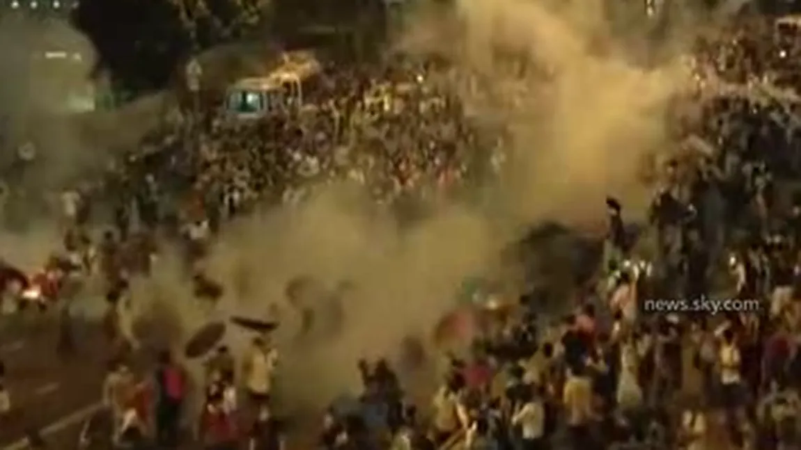 Proteste de amploare la Hong Kong. Poliţia a recurs la gaze lacrimogene VIDEO