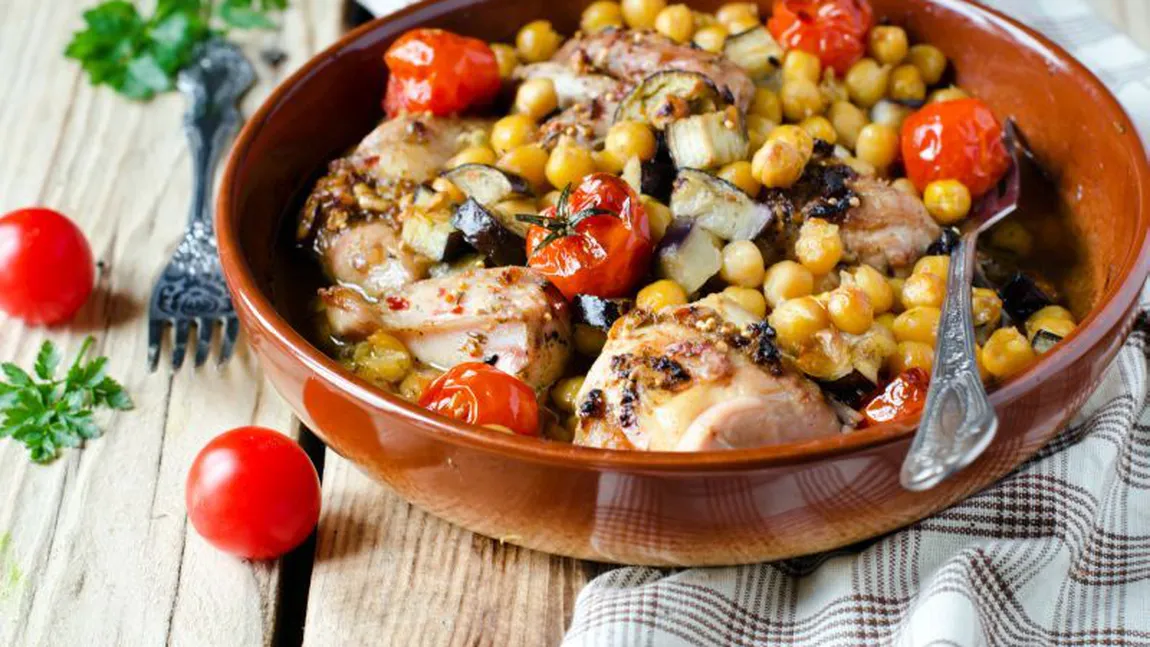 REŢETA ZILEI: Pui cu năut şi legume