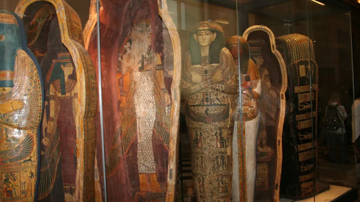 Capacul unui sarcofag egiptean a fost găsit în zidul unei case din Marea Britanie