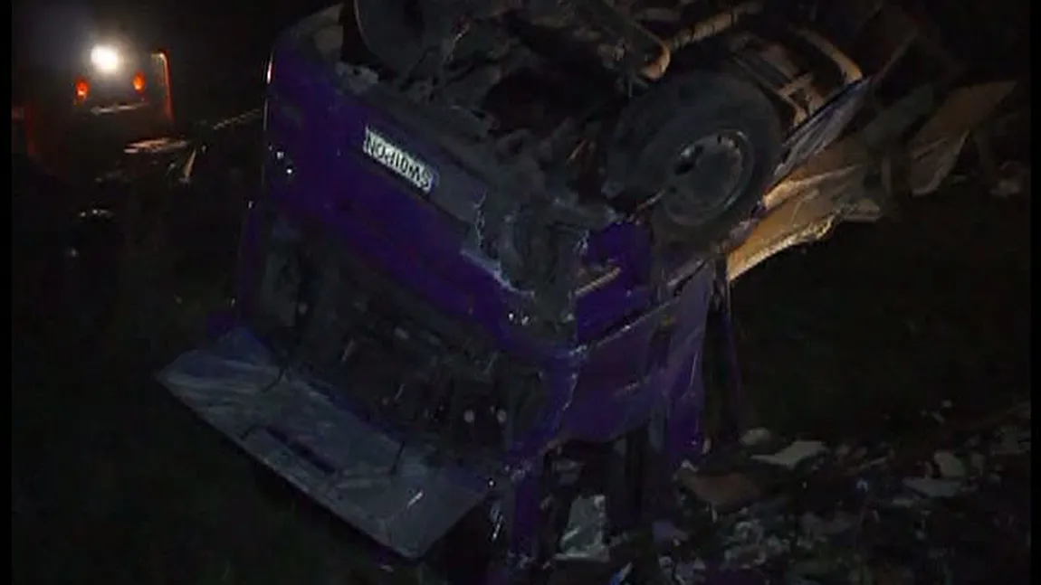 Un TIR s-a răsturnat peste o cale ferată din cauza carosabilului umed VIDEO