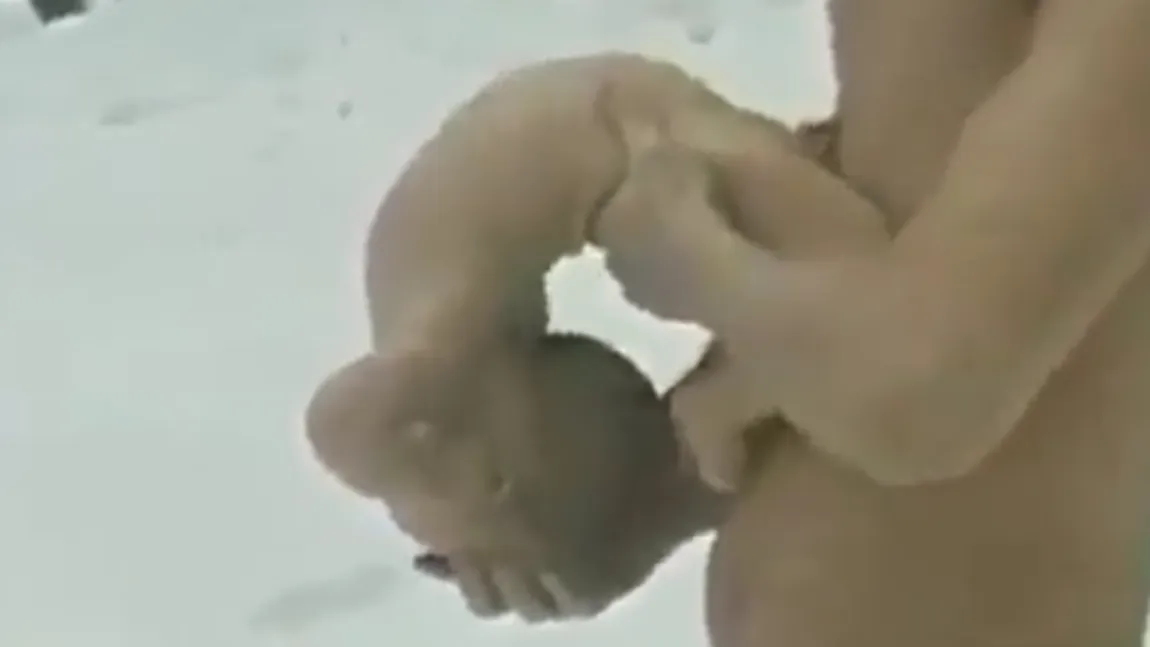 INCREDIBIL ce pot să facă doi bărbaţi cu bebeluşii lor. Uite cum le răsucesc membrele VIDEO