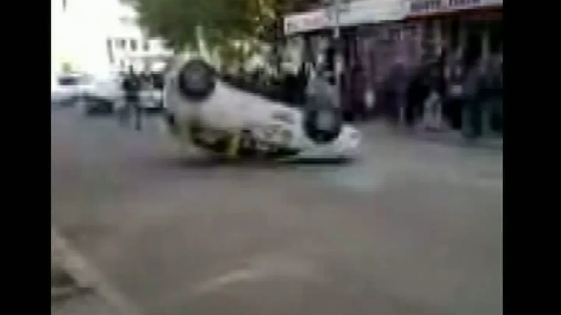Accident SPECTACULOS în Focşani, după ce un TAXIMETRIST a lovit maşina unui poliţist VIDEO