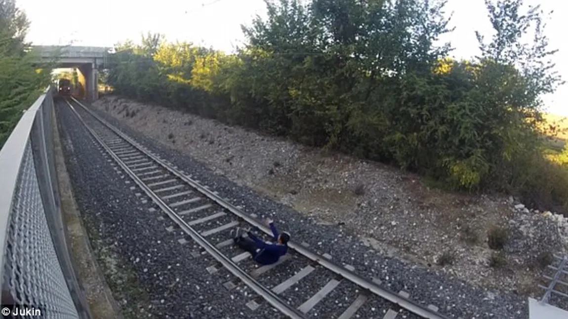 Un tânăr din Italia s-a filmat în timp ce trenul trecea peste el VIDEO