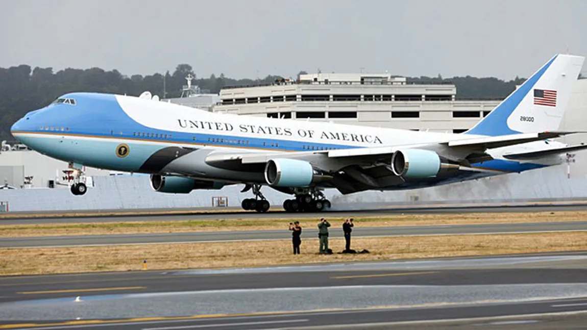 O stewardesă româncă, la bordul avionului cu care zboară Barack Obama FOTO