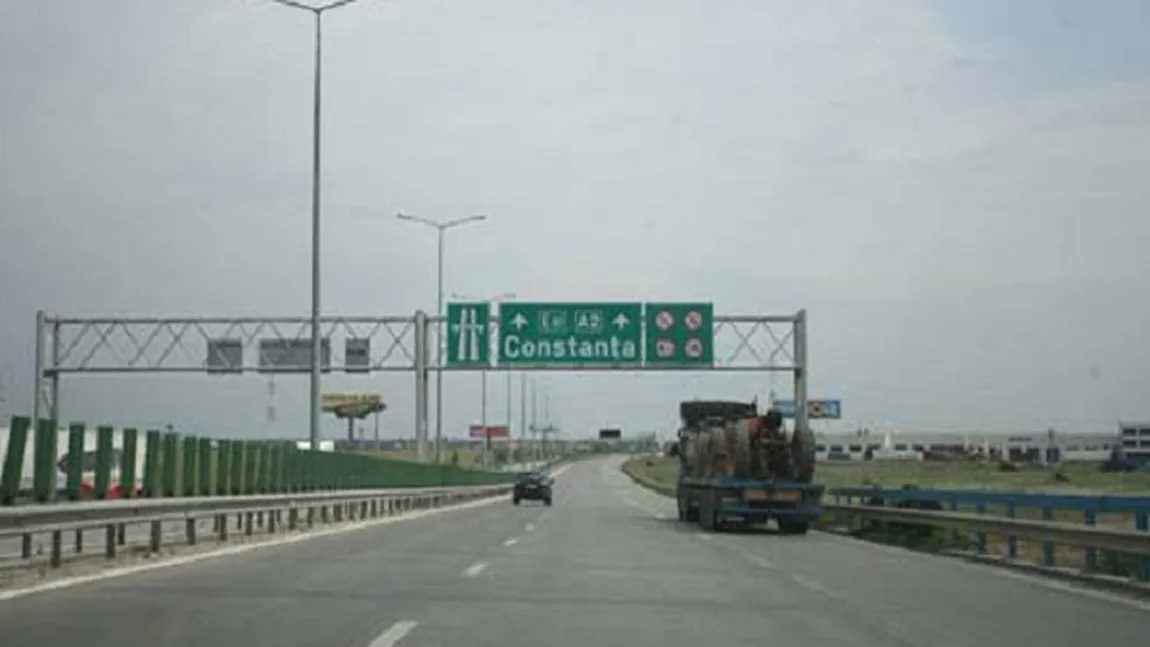 Tir răsturnat pe Autostrada Soarelui din cauza vântului puternic