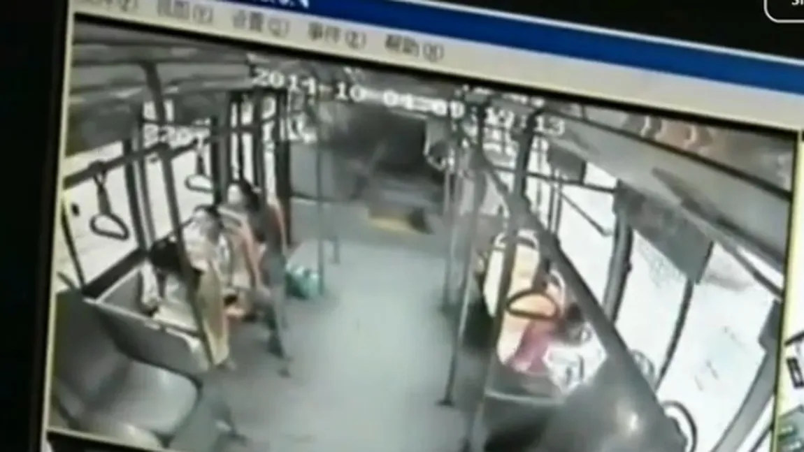 Imagini incredibile. Un telefon a EXPLODAT în mâna unei tinere care călătorea cu autobuzul VIDEO
