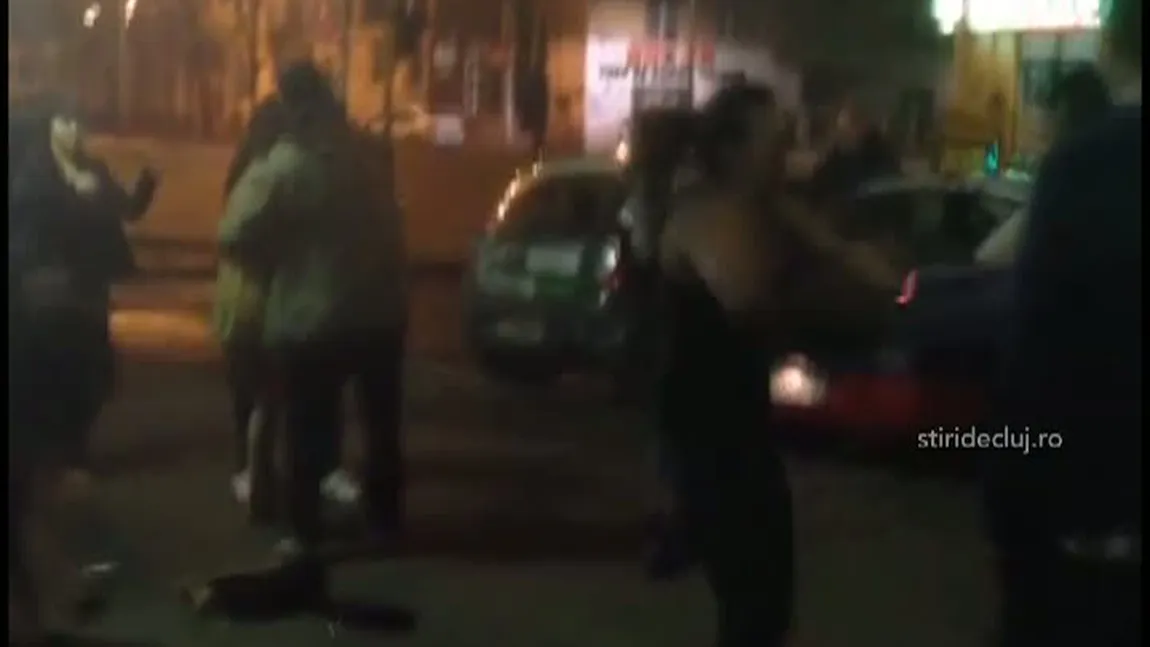 BĂTAIE GENERALĂ în Cluj. Mai multe femei şi-a împărţit pumni şi picioare VIDEO