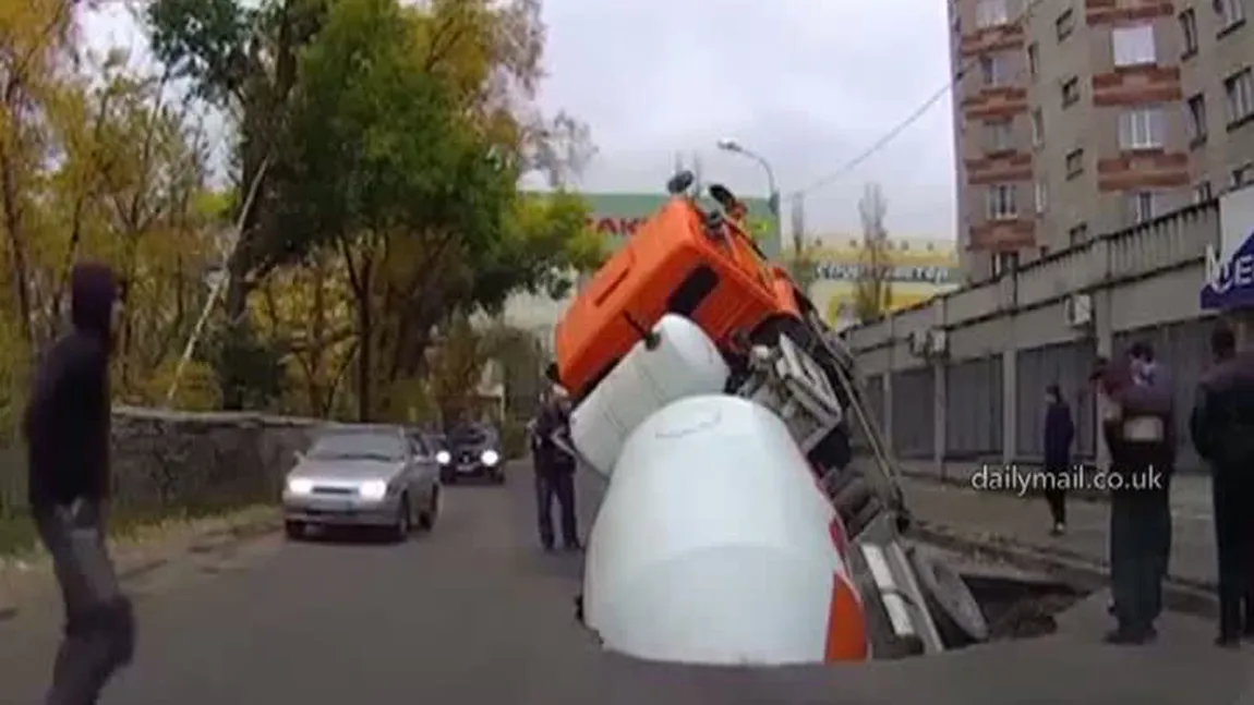 Imagini incredibile: O betonieră a dispărut într-o groapă din asfalt VIDEO