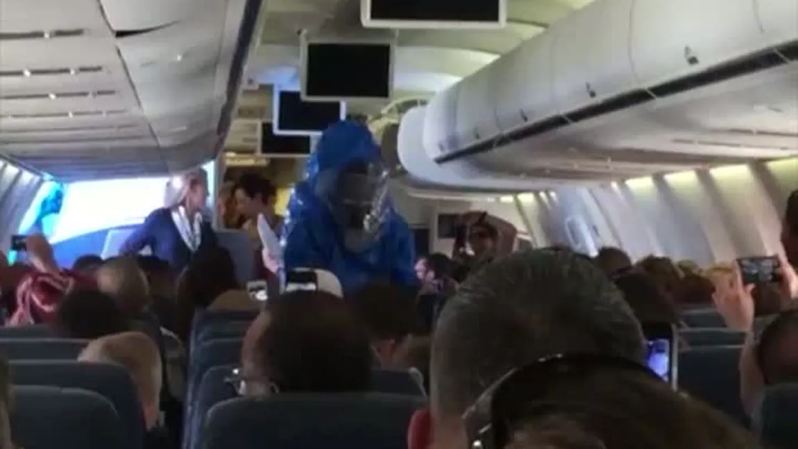 PANICĂ ÎN AVION: Un pasager a mărturisit că are Ebola VIDEO