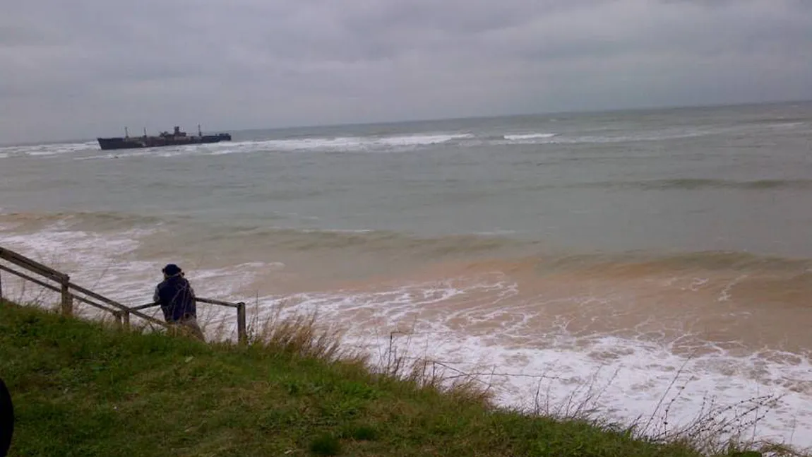 Vremea rea din ultimele zile a făcut prăpăd pe litoral. Epava de la Costineşti a fost ruptă în două VIDEO