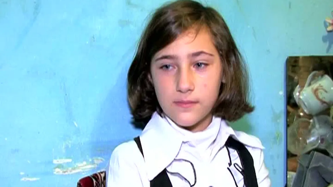 Abandonată de părinţi şi extrem de săracă, o fată are rezultate excepţionale la şcoală VIDEO