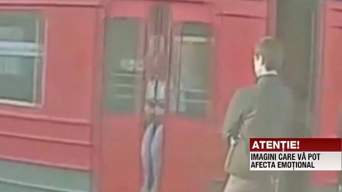 O femeie a rămas BLOCATĂ cu CAPUL între uşile unui vagon de tren VIDEO