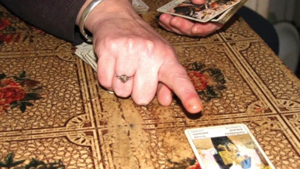 O ghicitoare a fost reţinută pentru înşelăciune şi şantaj