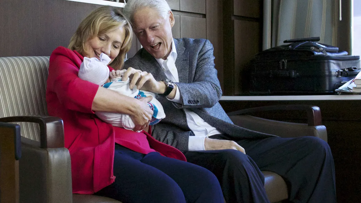Primele imagini cu nepoţica lui Bill Clinton GALERIE FOTO
