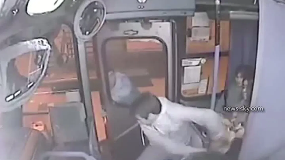 SCENE INCREDIBILE: Ce a păţit un hoţ care a încercat să fure geanta unei femei, într-un autobuz VIDEO