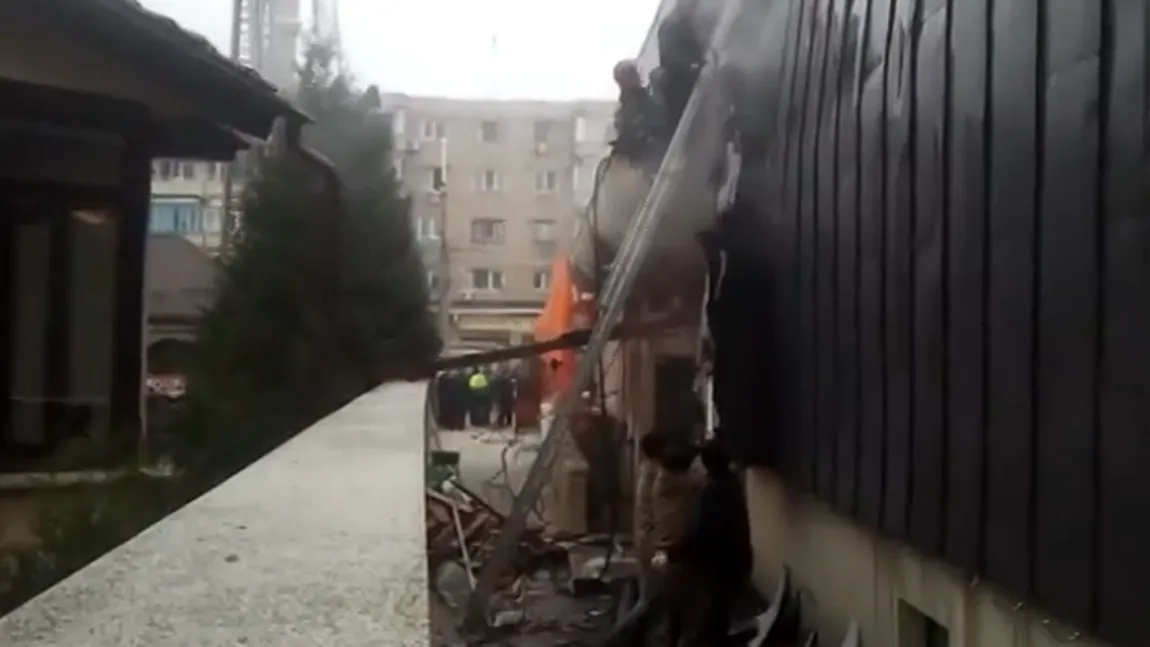 Incendiu la Ateneul din Iaşi. Acoperişul a fost distrus VIDEO