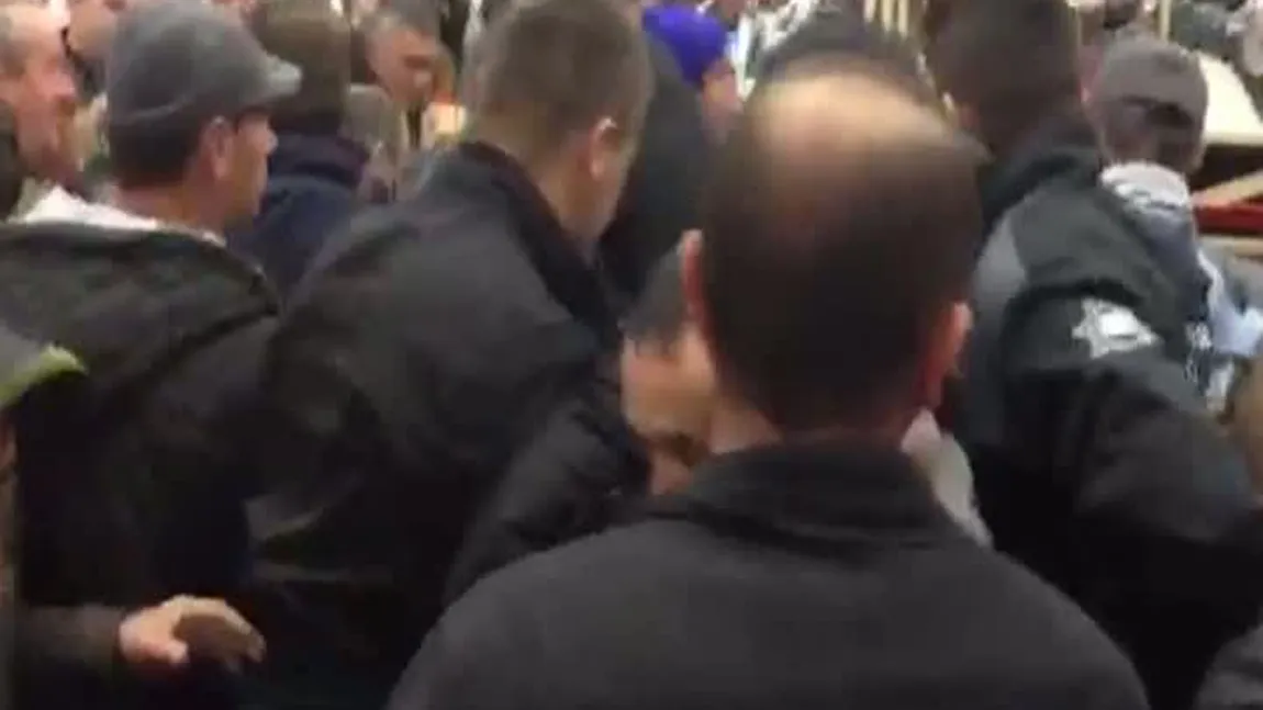 Bătaie pe drujbe şi bormaşini la jumătate de preţ, la un magazin de bricolaj din Piteşti VIDEO