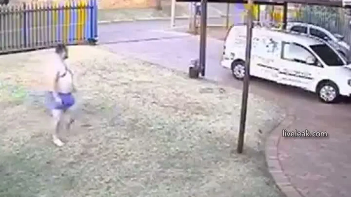 Hoţi umiliţi în Africa de Sud: Au fugit mâncând pământul VIDEO