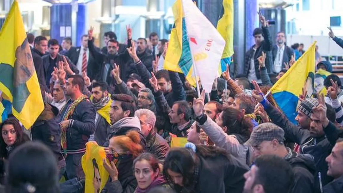 PROTEST în Parlamentul European. Peste 100 de kurzi au intrat cu forţa în sediul din Bruxelles - GALERIE FOTO