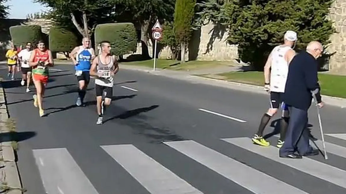 Faza zilei. Un maratonist s-a oprit din alergare, pentru a ajuta un bătrân să treacă strada VIDEO