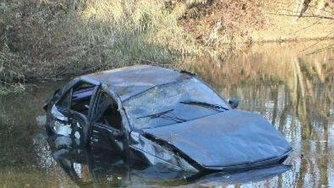 Un tânăr de 27 de ani şi-a pierdut viaţa după ce a plonjat cu maşina într-un râu