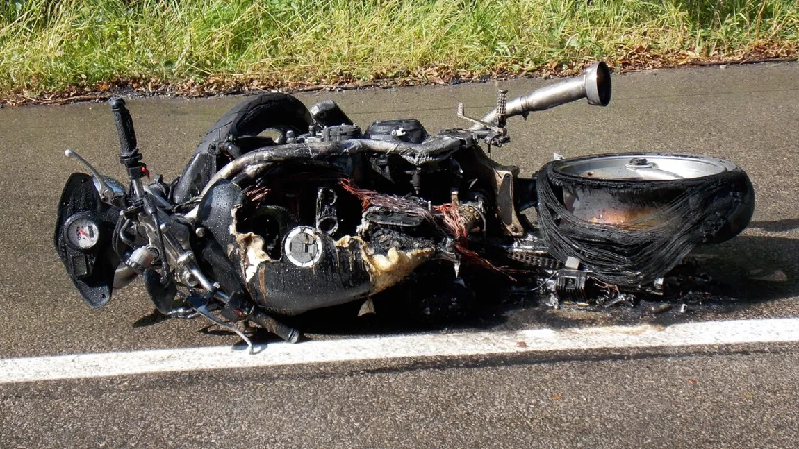 Accident TERIBIL. Un motociclist a murit ZDROBIT de un parapet din beton VIDEO