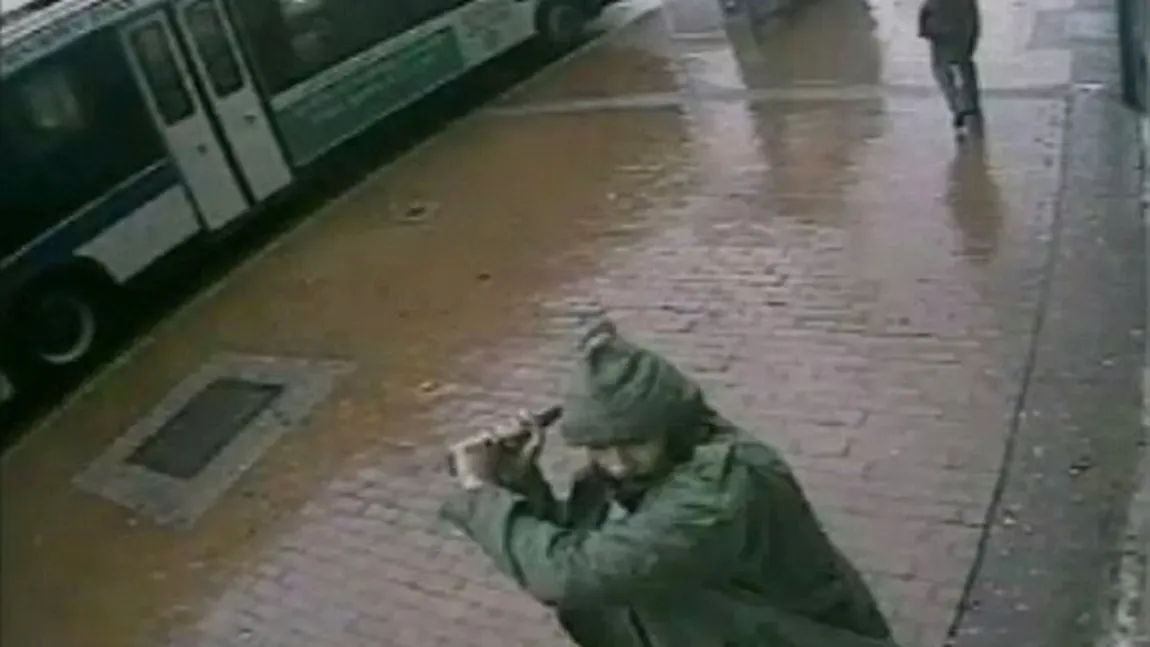 Atac şocant în New York: Un bărbat cu un topor a lovit un poliţist în cap şi altuia i-a tăiat mâna VIDEO