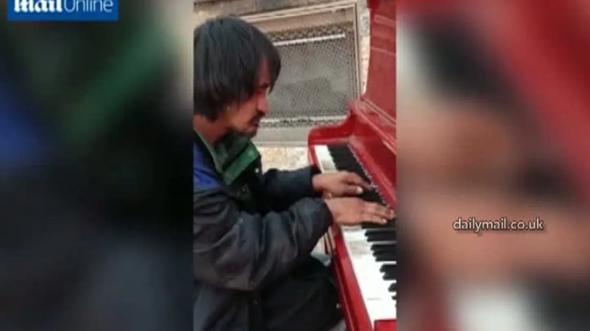 Moment emoţionat: O persoană fără adăpost cântă minunat la un pian abandonat de pe stradă VIDEO