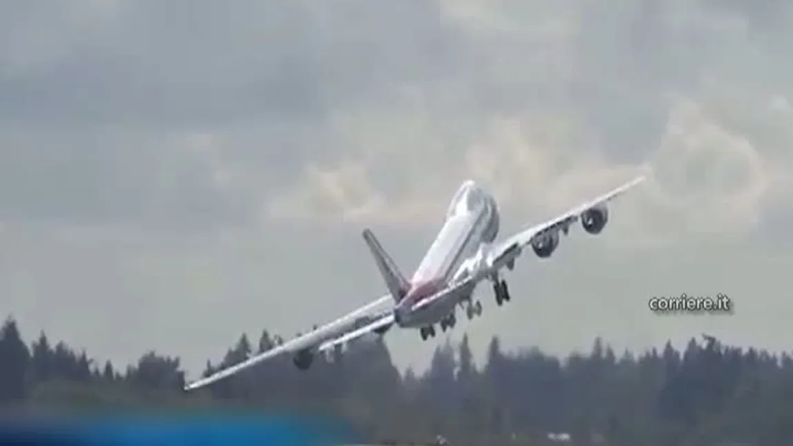 Salutul anului în aviaţie. Un pilot nebun face manevre periculoase cu un Boeing VIDEO