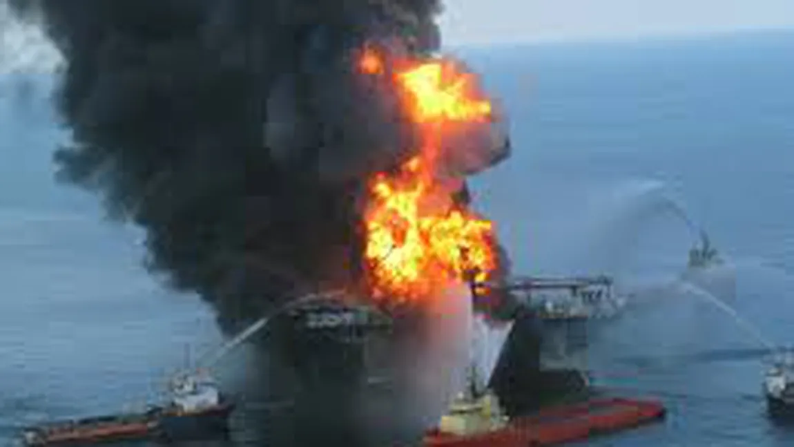 O navă care transporta deşeuri radioactive a luat foc. O platformă petrolieră a fost evacuată