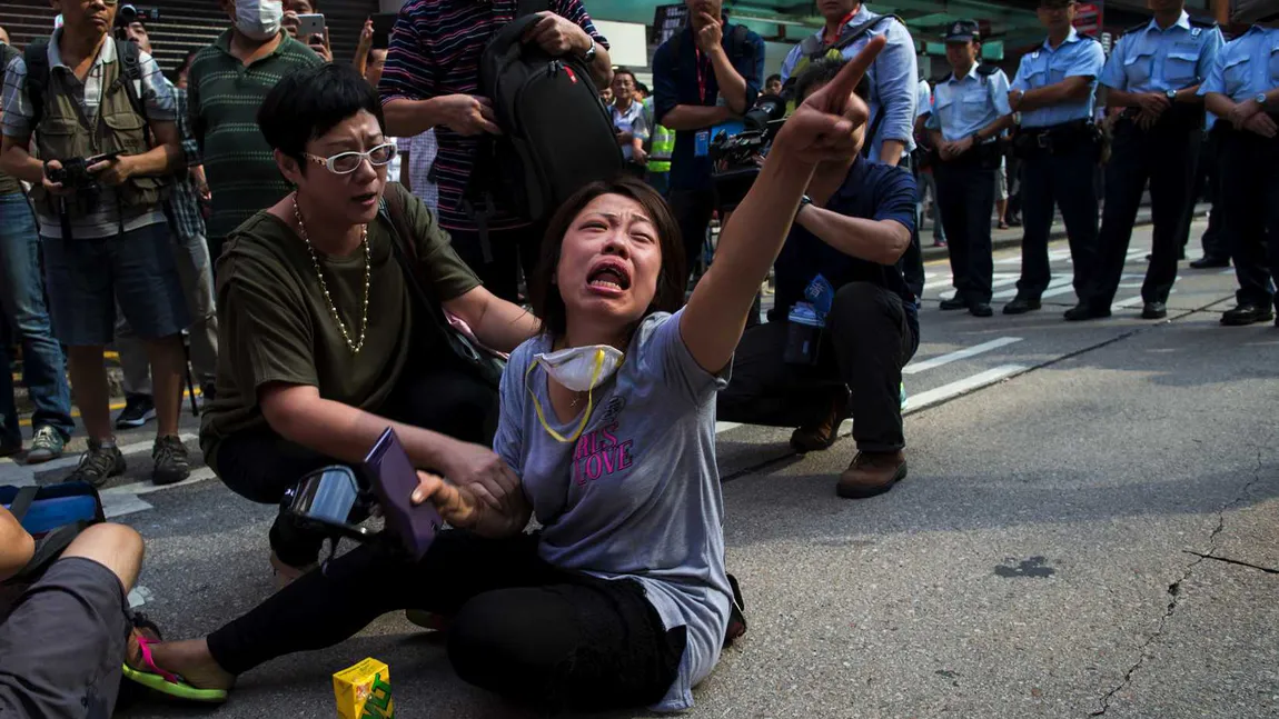 Noi violenţe în Hong Kong: Manifestanţii se regrupează după demontarea taberelor lor