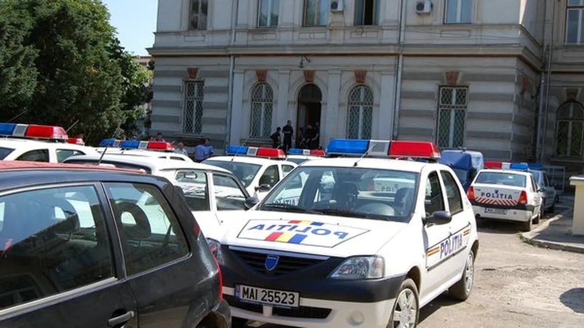 TEROARE la o secţie de poliţie din Bacău. Un agent s-a baricadat în birou, ameninţând că se omoară