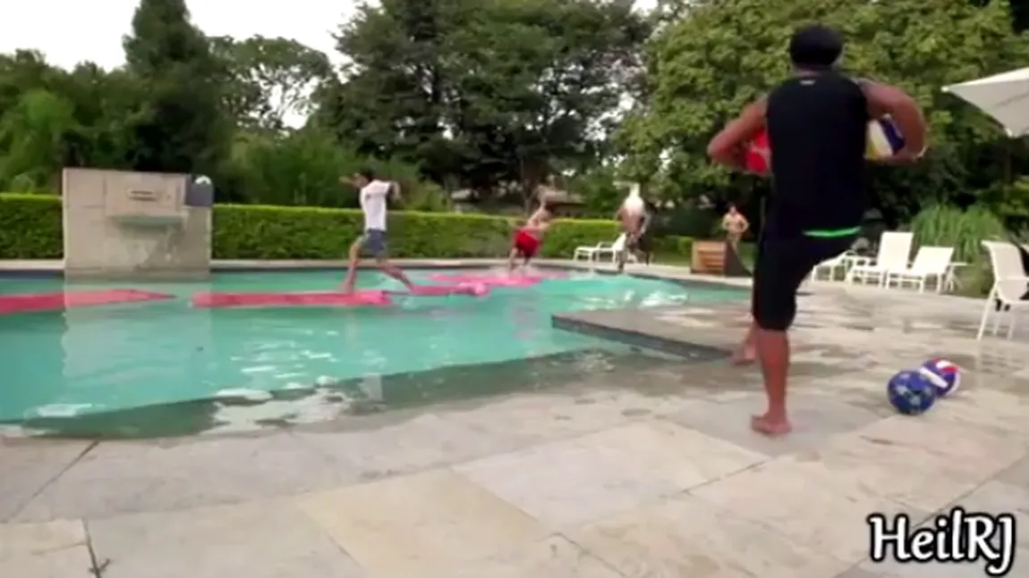 Petrecere monstruoasă în piscina lui Ronaldinho. Dinţosul le dă la cap invitaţilor VIDEO