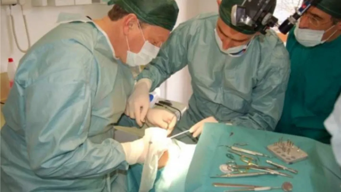 Ai curaj să te uiţi până la sfârşit? Un doctor a fost filmat în timp ce EXTIRPA AMIGDALELE unui pacient VIDEO