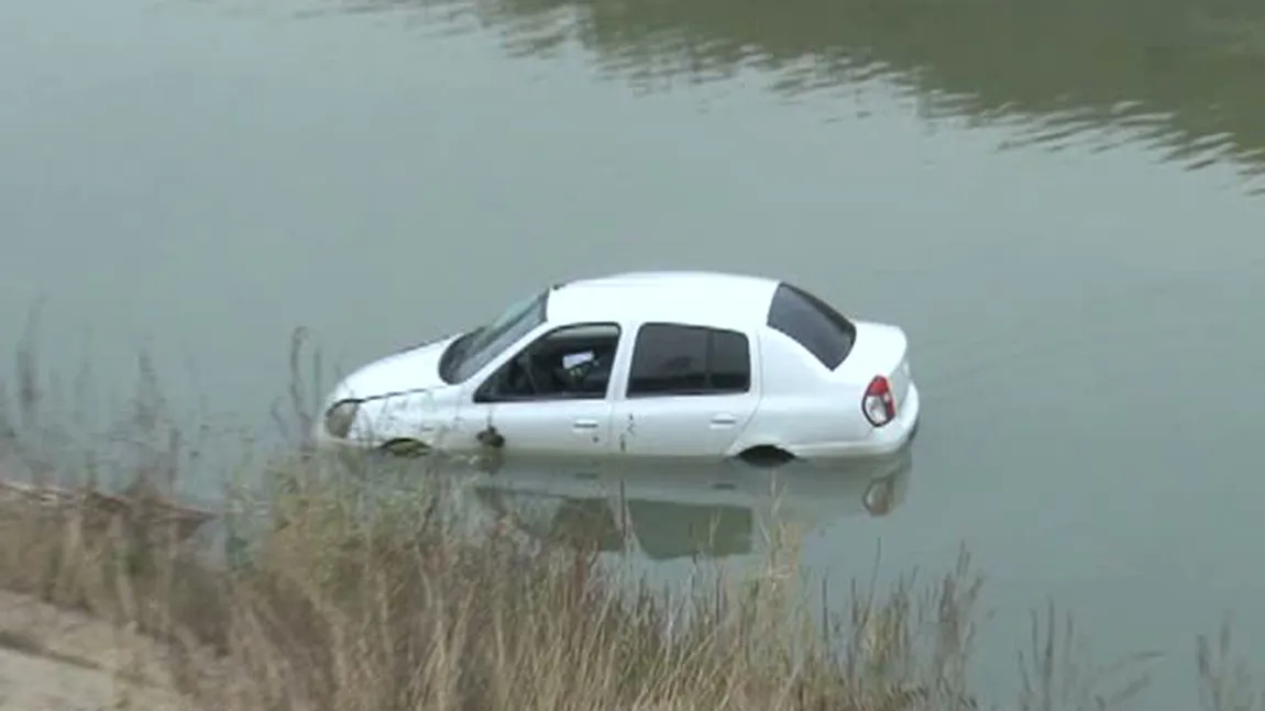 O şoferiţă a plonjat cu maşina în râul Argeş