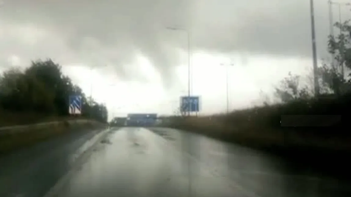 O tornadă s-a format pe o autostradă. Şoferii s-au oprit în trafic şi au FILMAT TOTUL (VIDEO)