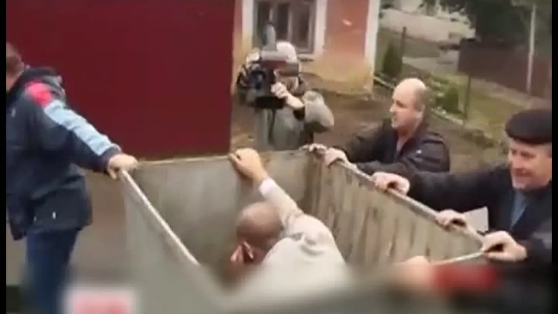 Directorul unui spital, aruncat în tomberon şi obligat să îşi dea demisia VIDEO
