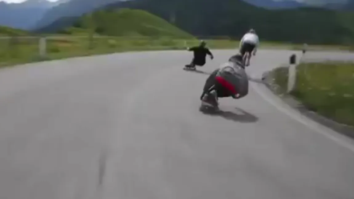 Hobby extrem de periculos. Doi tineri se dau cu skateboard-ul pe serpentine VIDEO