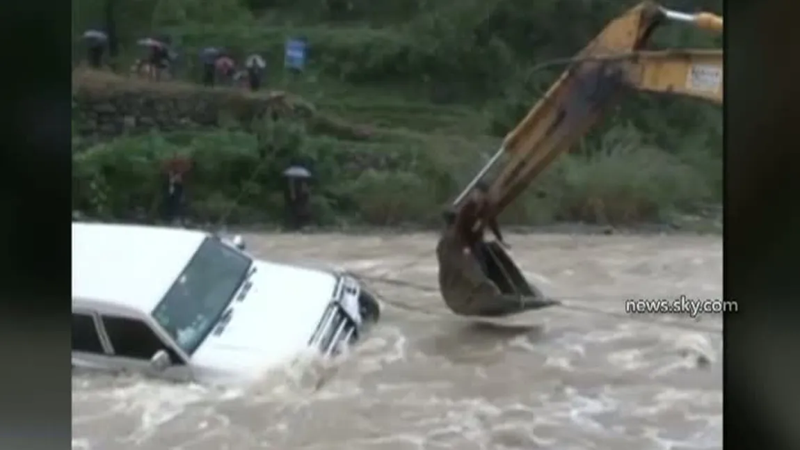 Şofer chinez, salvat în ultima clipă, după ce maşina lui a fost luată de ape VIDEO