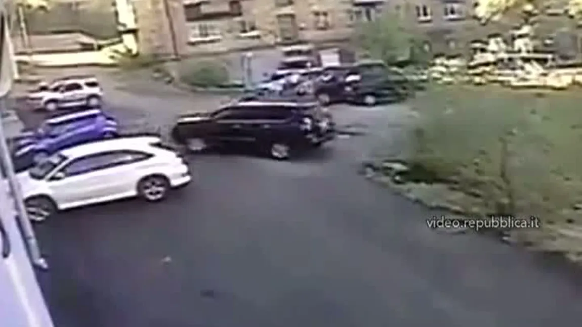 O şoferiţă din Rusia şi-a distrus maşina de lux în doar câteva secunde VIDEO