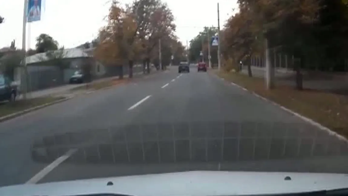 Şmecher cu maşină de lux, filmat când intră într-un stâlp de electricitate VIDEO