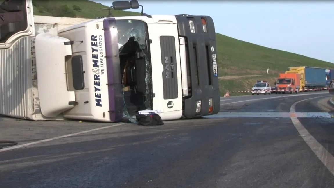 Un TIR încărcat cu cărămidă s-a răsturnat în Caraş-Severin