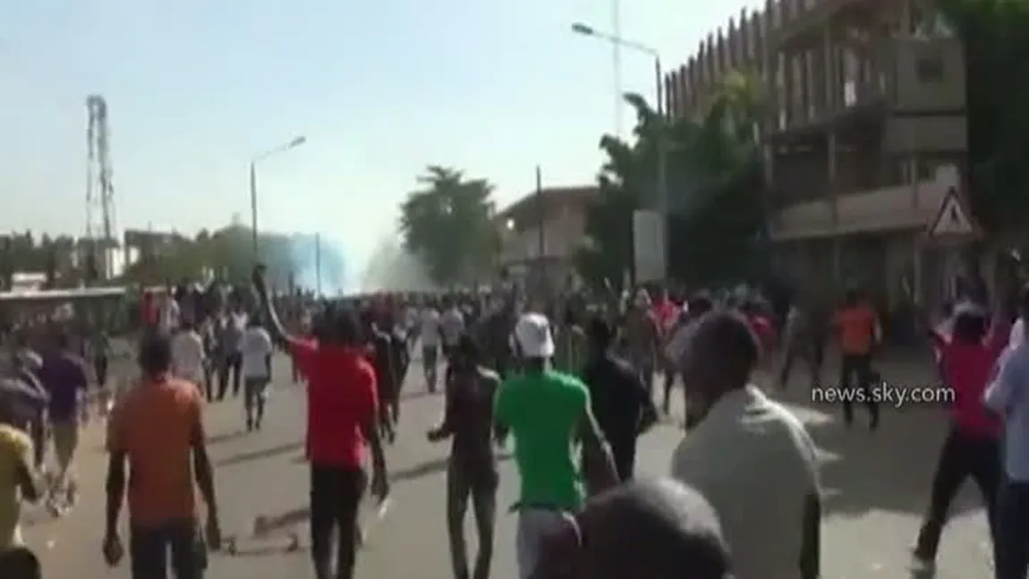 Violenţe extreme în Burkina Faso: Protestatarii au incendiat parlamentul VIDEO