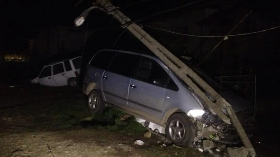 ACCIDENT în Maramureş. Un şofer beat a rupt un stâlp, a distrus o maşină şi a lăsat un sat fără curent