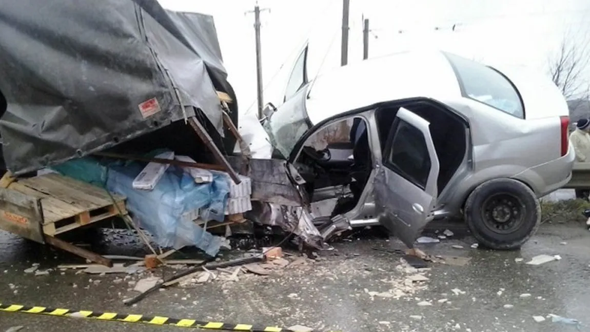 Accident grav la Iaşi: Şoferul a rămas încarcerat