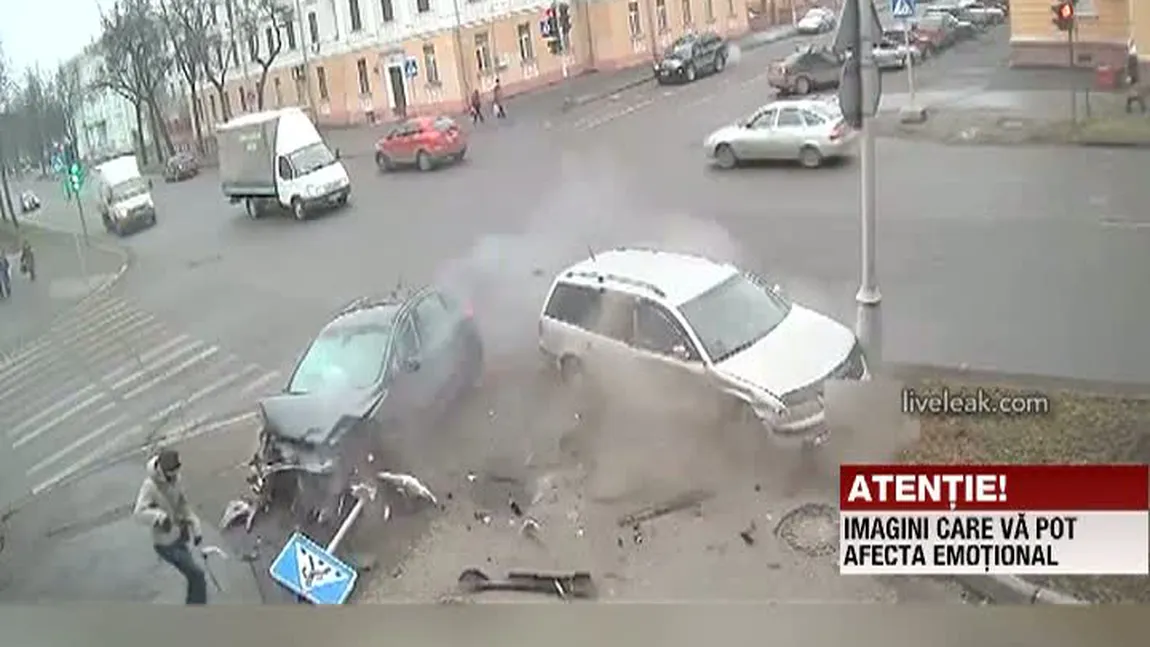 Un pieton scapă ca prin minune dintr-un accident rutier, în Rusia VIDEO