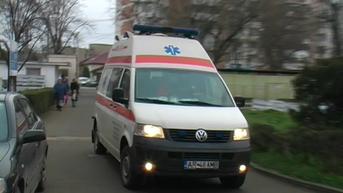 Un şofer beat a intrat cu maşina în copac