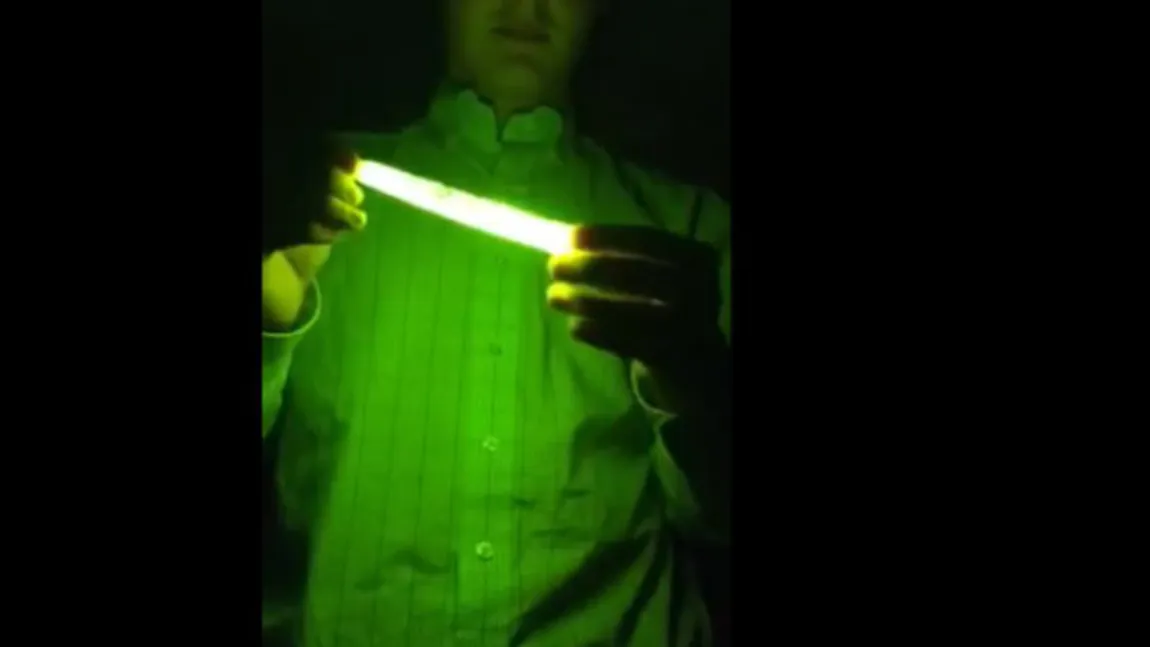 Un adolescent a descoperit pe propria piele ce se întâmplă dacă bagi un TUB FLUORESCENT la MICROUNDE VIDEO