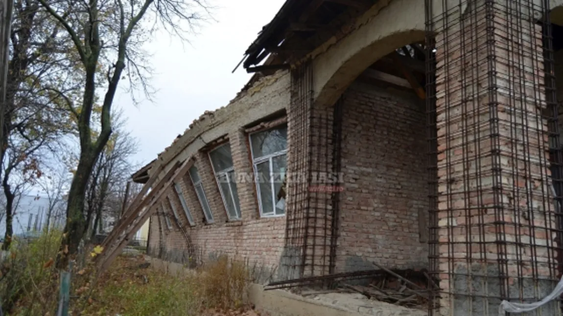 Batjocură pe bani publici. Un primar a montat termopane la o şcoală în pragul prăbuşirii